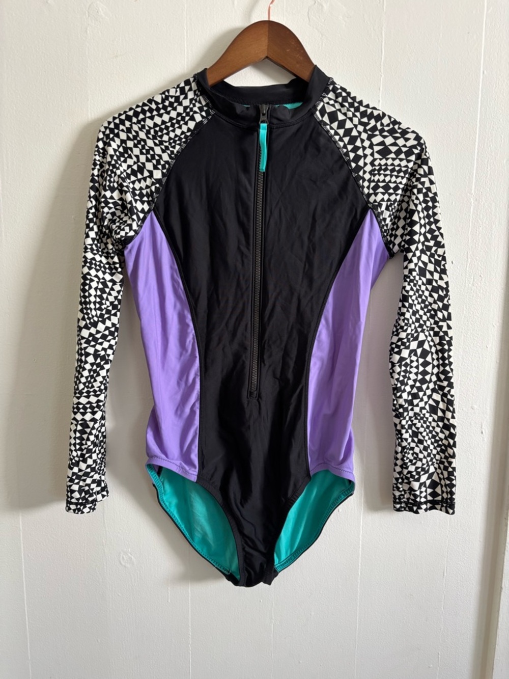 Speedo Long-Sleeve One-Piece Swimsuit Rash guard in Black and Purple